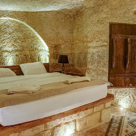 Dionysos Cave Cappadocia 于尔居普
