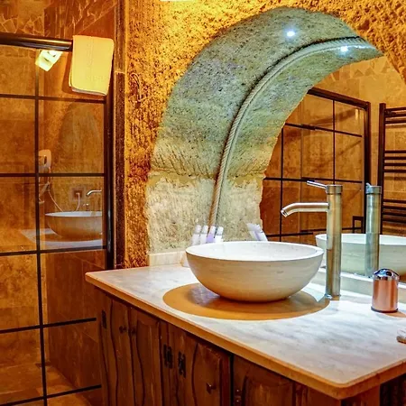 Dionysos Cave Cappadocia 于尔居普
